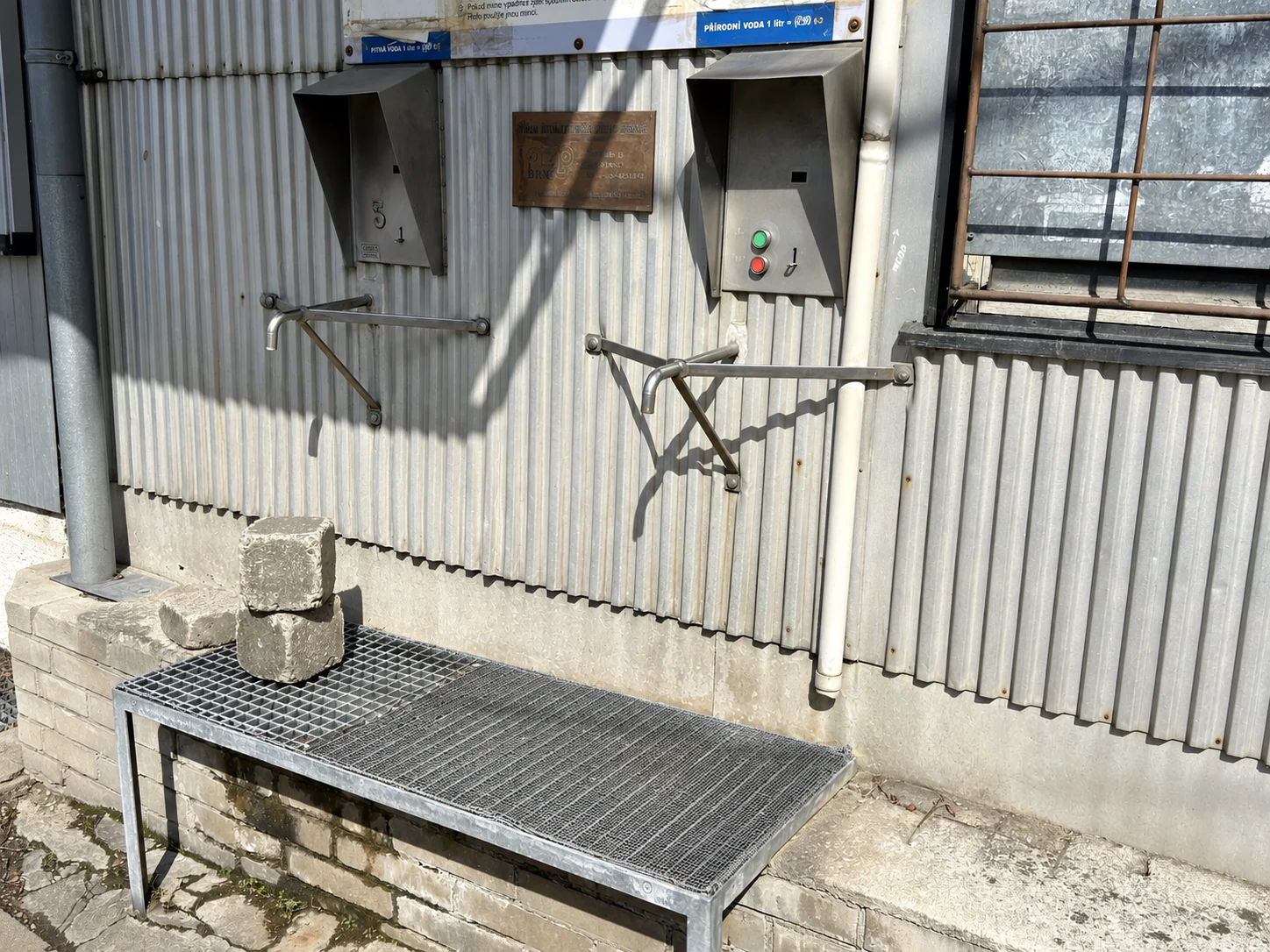 Retušovaný snímek mincovních automatů pro odběr vody z Balbínova pramene